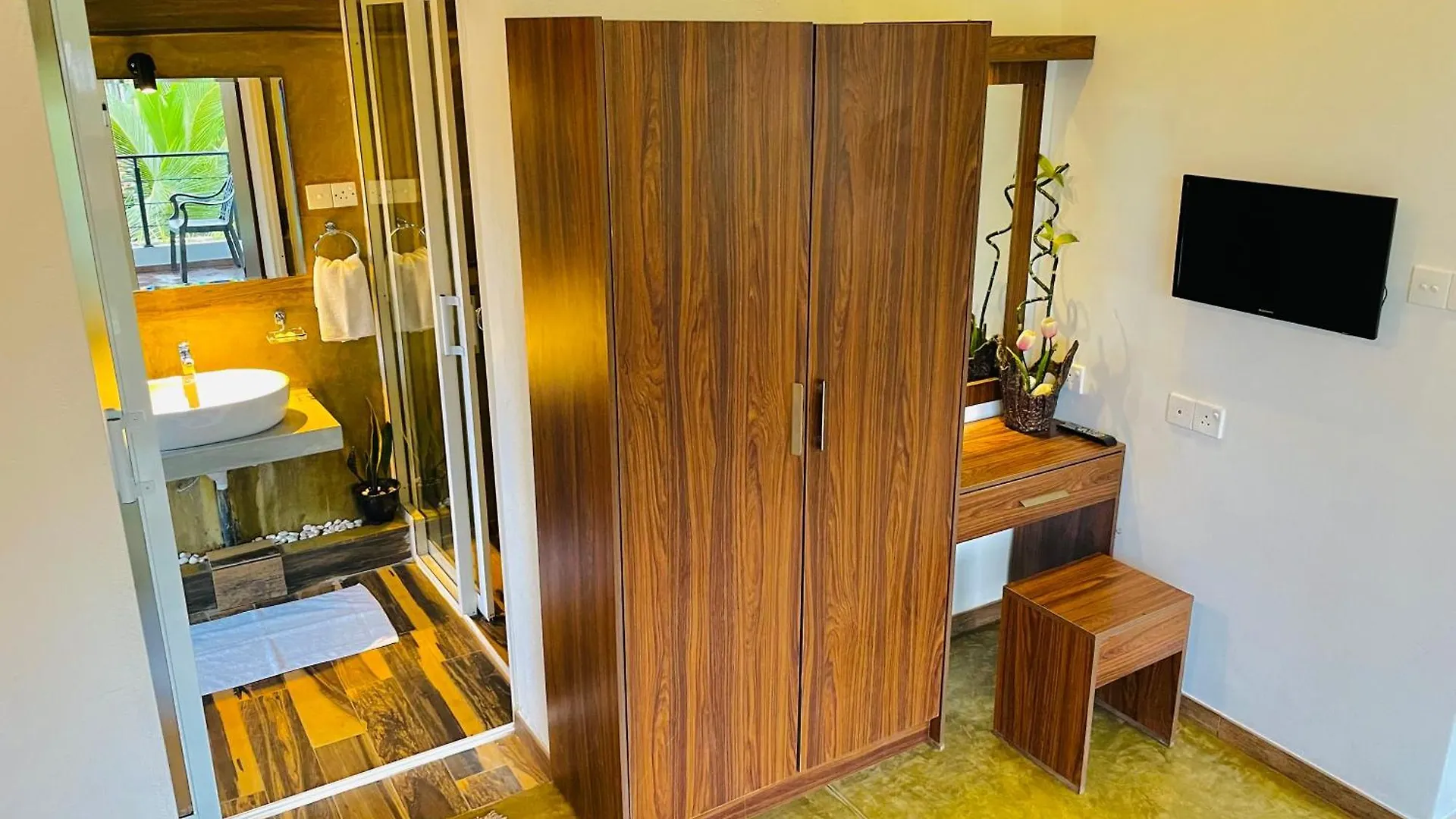 8 Plus Luxury Apartments Negombo Motel